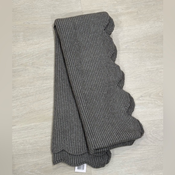 Gray Ribbed Scalloped Edge Scarf - Picture 3 of 5